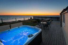 Sound of the Sea, beach front Bungalow with hot tub, in Tywyn